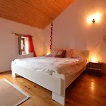 Countryside Family Haven For 8 With Pool Holiday home *