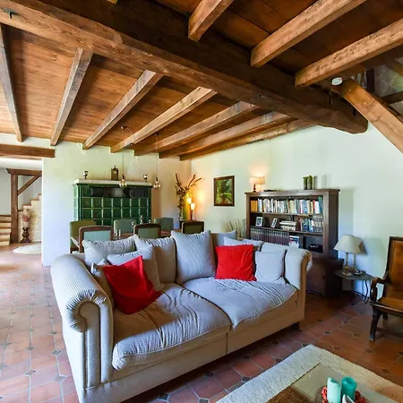 Countryside Family Haven For 8 With Pool Holiday home